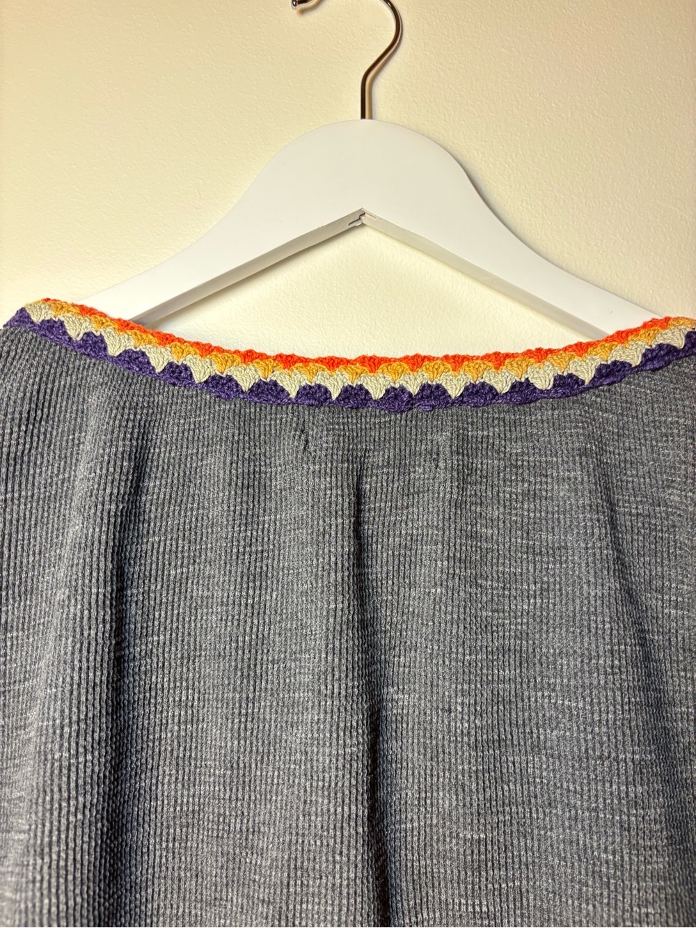 NWT We The Free Charcoal V-Neck Top with Orange & Purple Scallop Trim, size Med - Picture 5 of 9